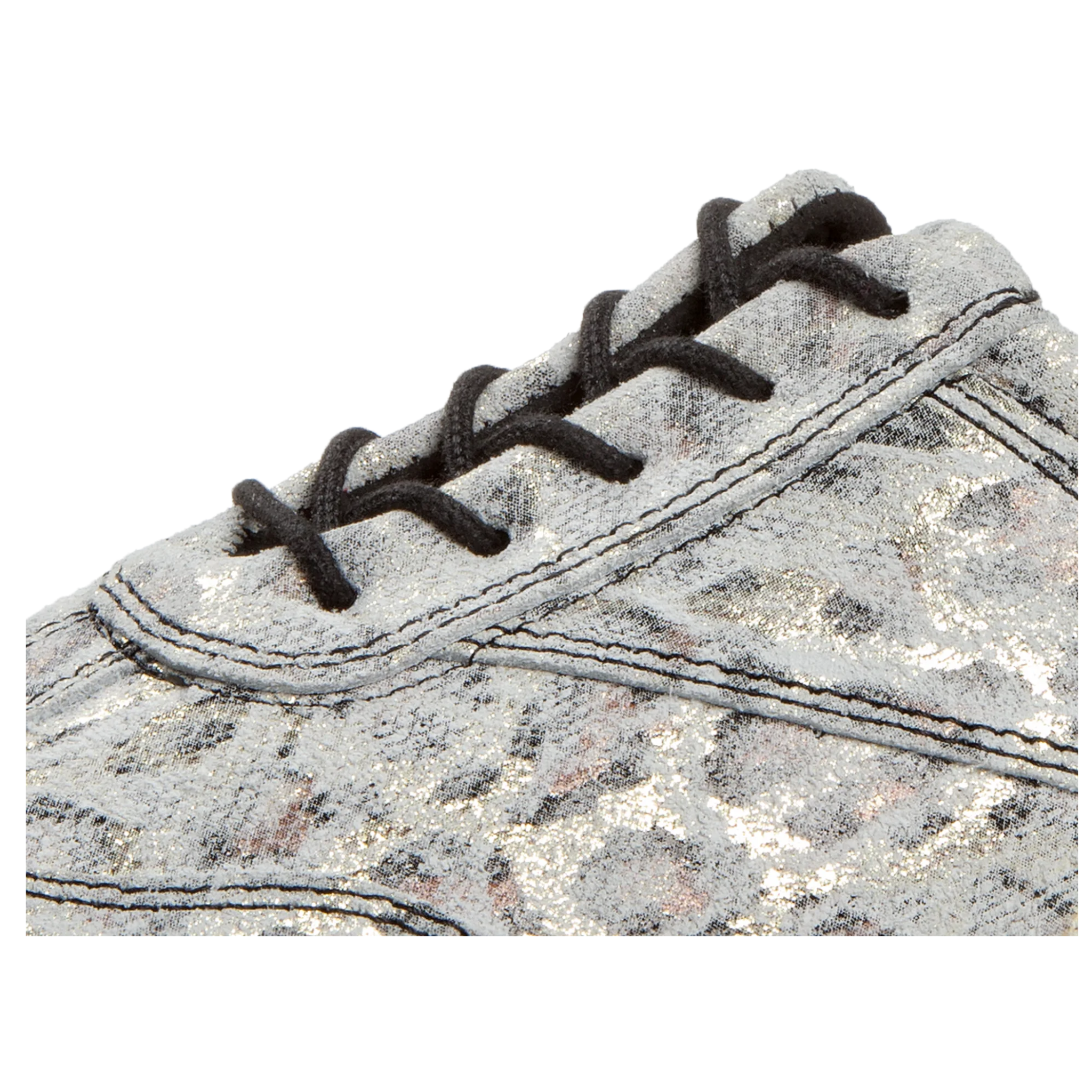 Nahaufnahme des Diamant 183 Tanzsneakers in glänzendem Beige-Gold-Leopard mit eleganten schwarzen Schnürsenkeln.